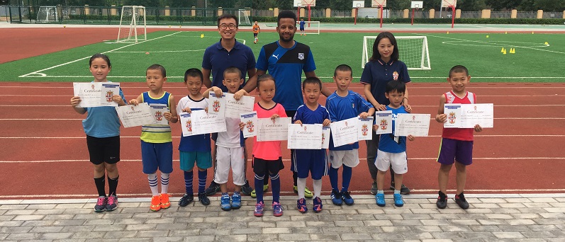 數(shù)名英籍足球教練攜手800余名小學(xué)生 喜迎內(nèi)蒙古自治區(qū)成立70周年慶典