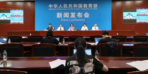強(qiáng)語助力強(qiáng)國！教育部發(fā)布會聚焦語言文字事業(yè)改革發(fā)展 | 教育這十年“1+1”第六場·發(fā)布會