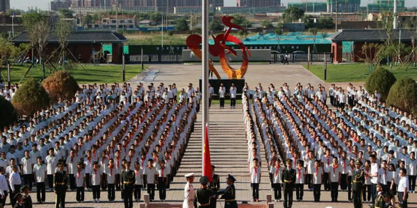 呼市中小學舉行以“喜迎二十大”“童心向黨”“強國復(fù)興有我”為主題的升國旗儀式