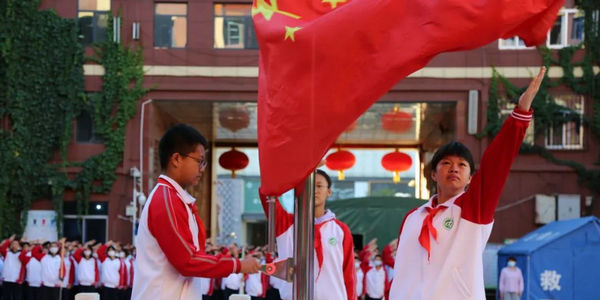 呼市中小學(xué)舉行“踔厲奮發(fā)新征程，迎接黨的二十大”主題升國(guó)旗儀式