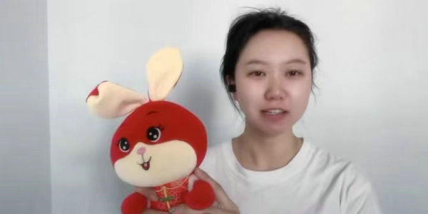 今晚7點(diǎn)，慧慧老師帶你學(xué)習(xí)兔子方面新年主題繪畫
