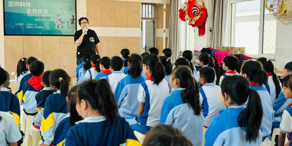 愛克斯機(jī)器人為討思浩小學(xué)送編程課