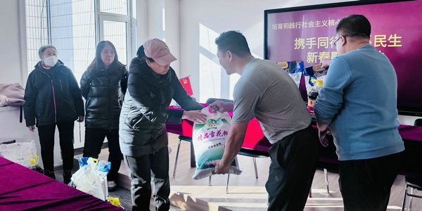 【進(jìn)社區(qū) 送“溫暖”】小倫敦黨支部慰問(wèn)西落鳳街社區(qū)5戶居民