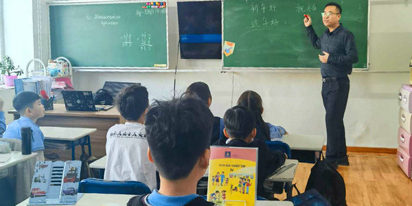 跨文化交流！小倫敦教師在蒙古國教孩子唱中文歌曲