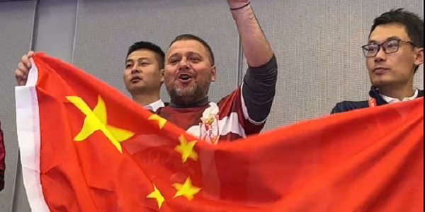 小倫敦外教Milan舉中國(guó)國(guó)旗助威 引發(fā)媒體關(guān)注
