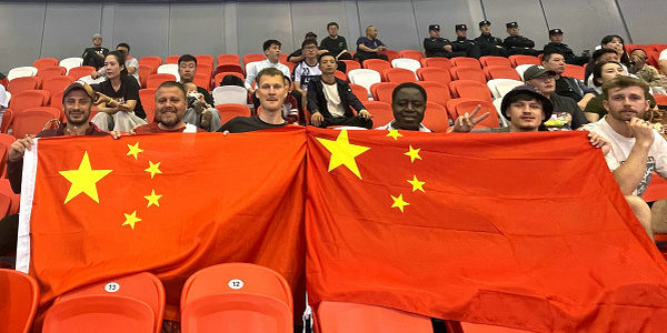 6：0！中國大勝印尼，小倫敦國際教師舉五星紅旗現(xiàn)場助威引媒體關(guān)注